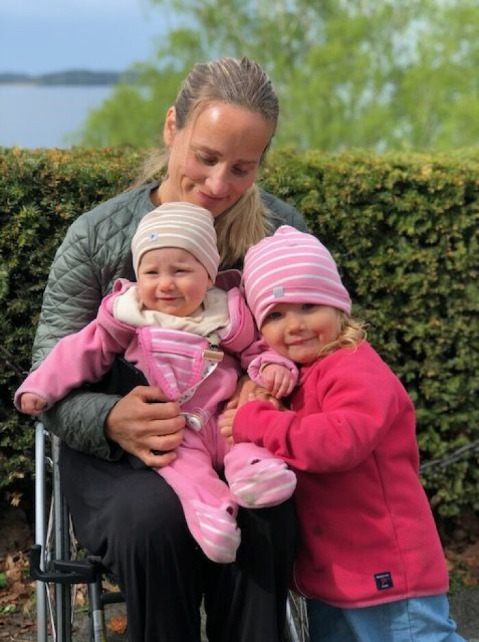 Charlotte kallar sig hellre "sjävstående" än ensamstående till sina två döttrar. Charlotte med sina två döttrar