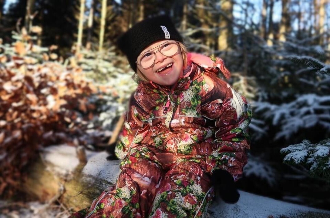 Adelina älskar att umgås med människor men har på senare tid kommit in i en fas där hon säger att hon blivit lite blyg, berättar mamma Linda. Adelina Wenthe