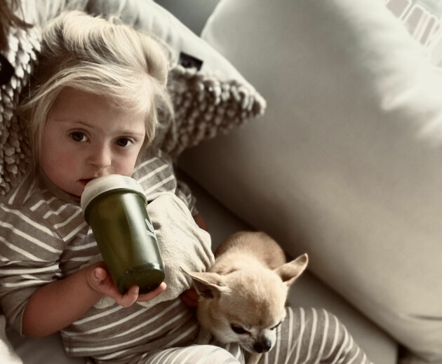 Lilla Dante myser med en av familjens hundar. Foto: Privat. Erika Westerblads son Dante