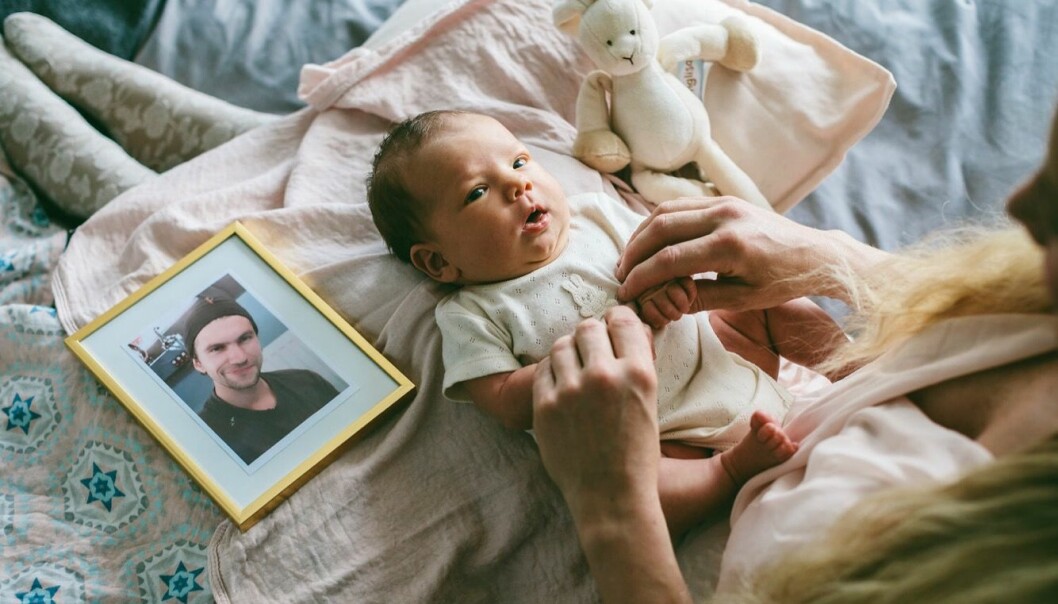 Alicia hann aldrig träffa sin pappa. Alicia med bild på sin pappa