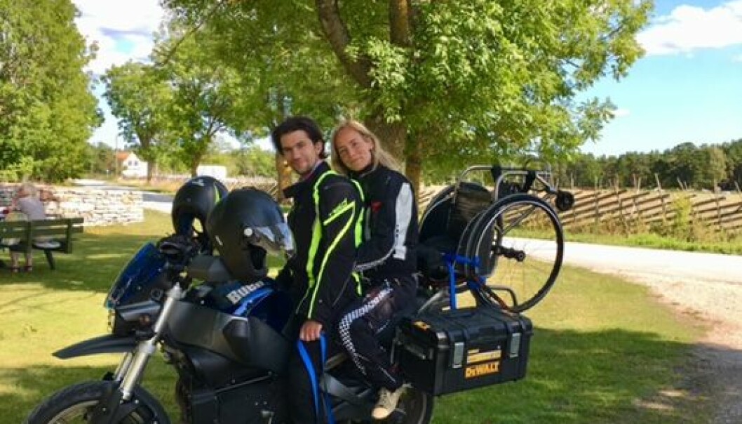 Charlotte och Raoul åkte på motorcykelsemester med rullstolen fastsurrad längst bak. Charlotte och Raoul