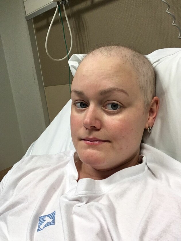 ”Att välja hoppet och livet först” skriver Petra som ett motto på sitt instagramkonto hoppet_livet_cancern. Foto: Privat Petra under behandlingen