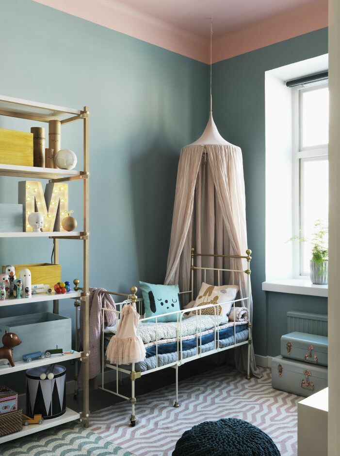 Inred med sänghimmel för ett mysigt och ombonad intryck i både baby- och barnrum. Foto: Alcro. Inred med sänghimmel i barnrummet