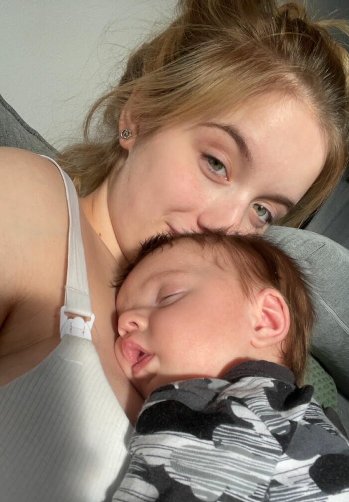 När Selma föddes menade läkarna att hon var fullgången. Hon vägde 2890 gram och var 51 centimeter lång. Isabelle håller dottern Selma i famnen