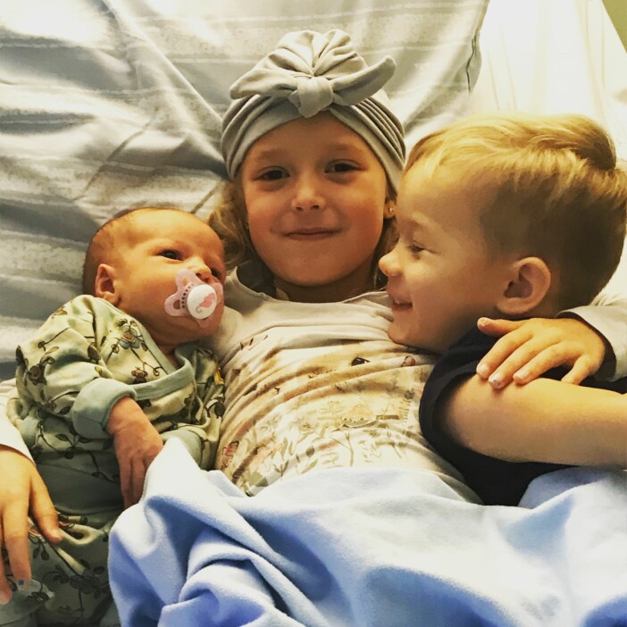 Isabelle med nyfödda lillebror Billy till vänster och brorsan Leon. Isabelle med nyfödda brorsan
