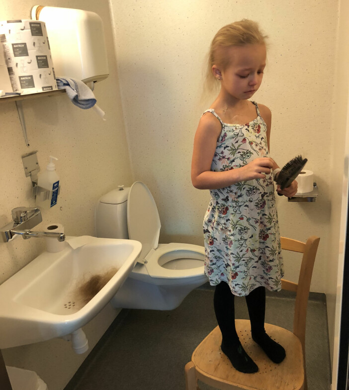 ”Då blev jag helt förkrossad”, säger Isabelle om hur det var när hon vaknade och tappade det första håret. Isabelle när hon började tappa håret