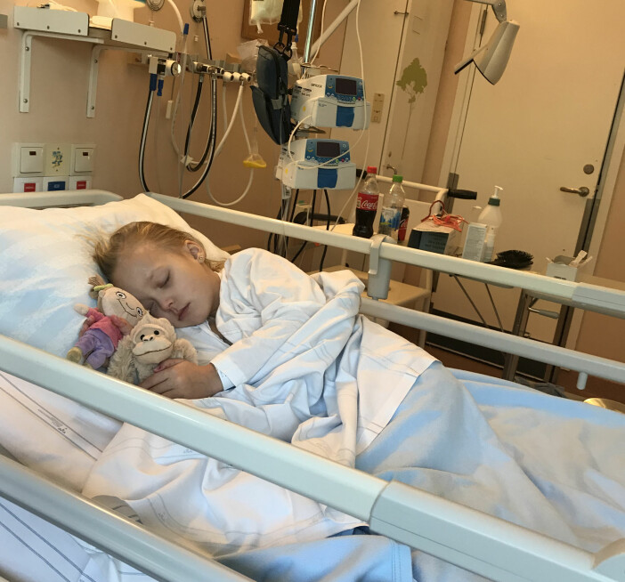 Dagen efter beskedet startade Isabelles behandling. Isabelle på sjukhuset