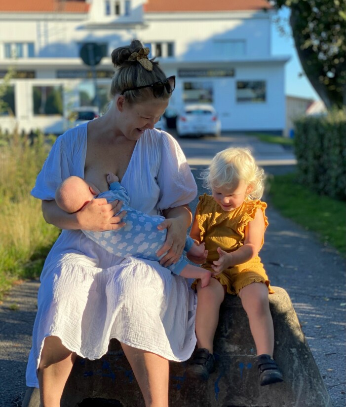 Amningspaus under kvällspromenaden. Jenny ammar lillebror