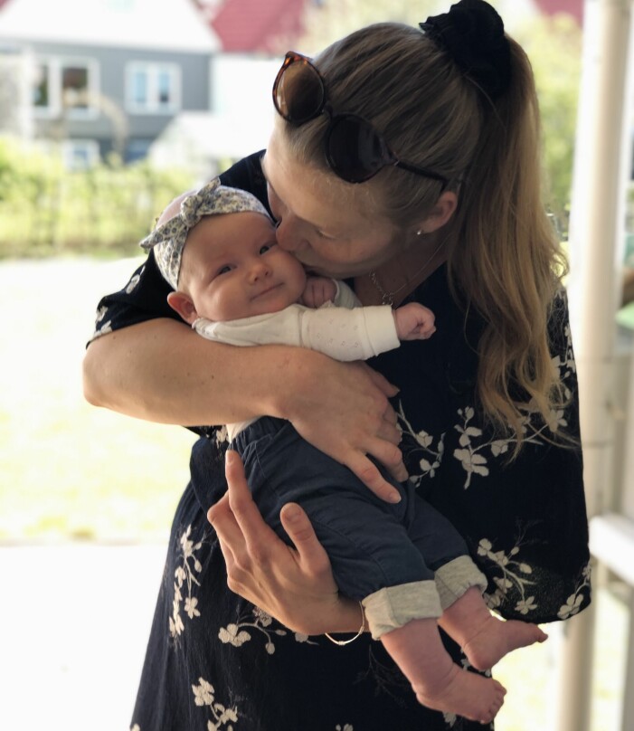 Bland allt bebisgos och mys fanns det stunder som var kämpiga för Jenny. Foto: Privat Jenny kramar om dottern Astrid