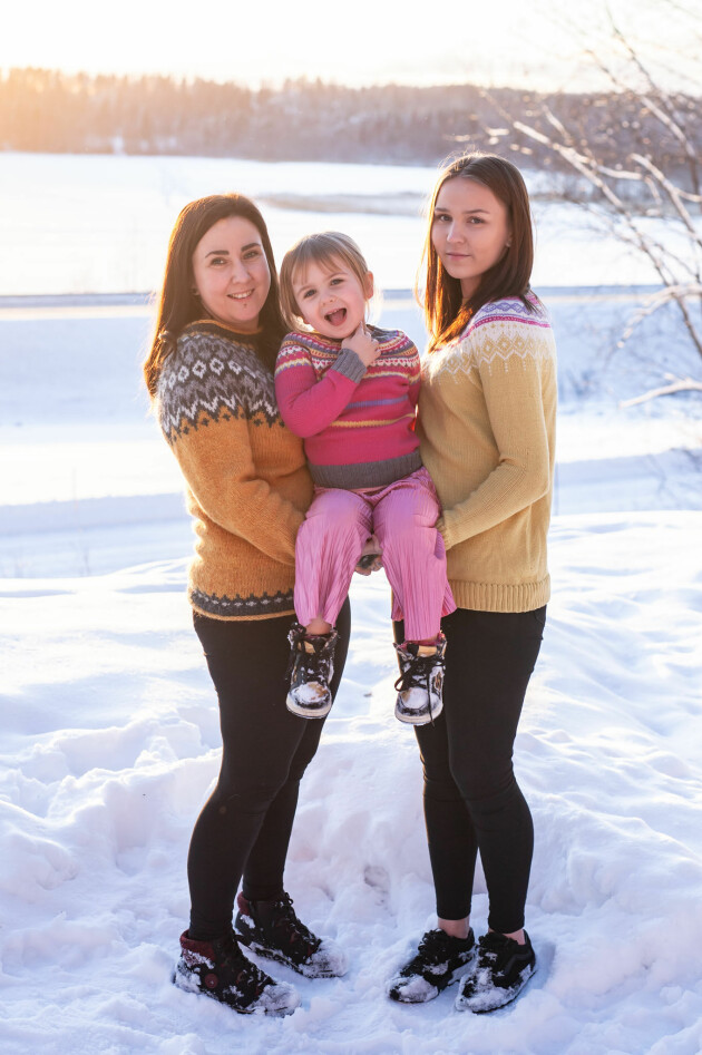Mamma Jenny med döttrarna Sway och Teija ute i vinterlandskapet.