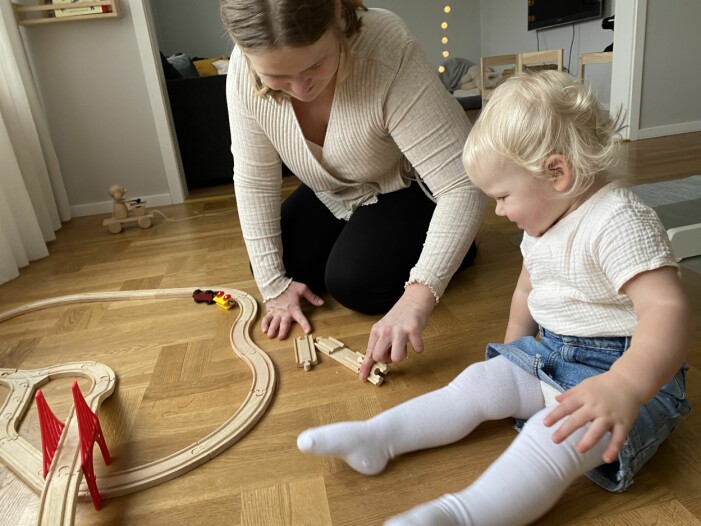 Jenny och dottern Astrid bygger med tågbana. Foto: Privat Jenny Larsson och dottern Astrid bygger med tågbana