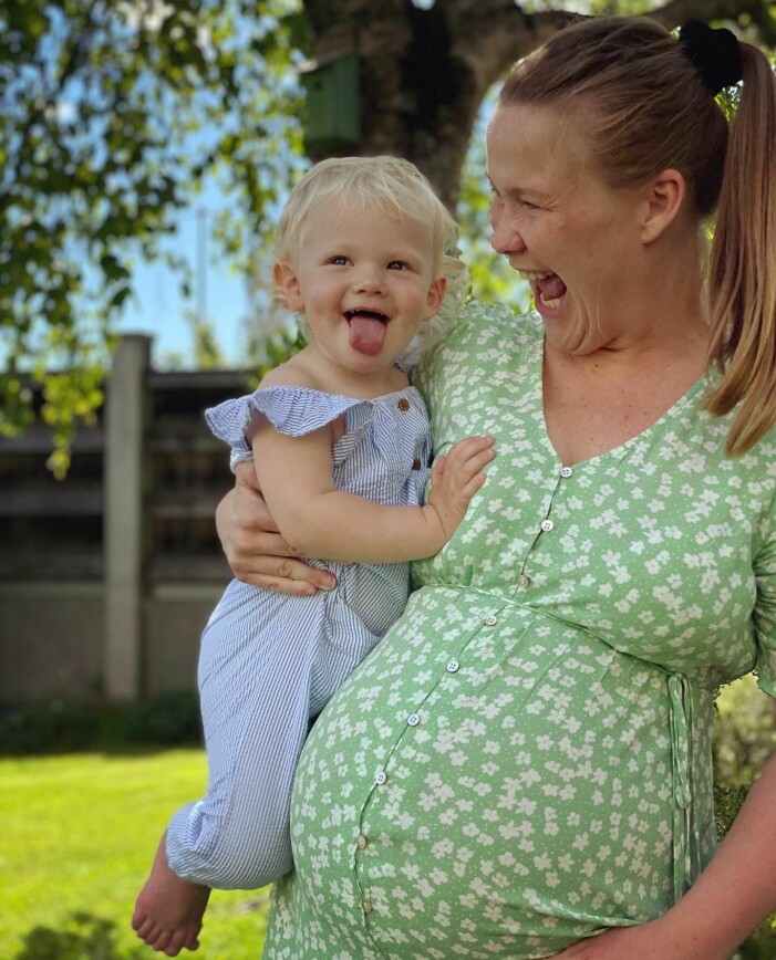 Nu är Jenny gravid med sitt andra barn. I sommar blir dottern Astrid storasyster. Foto: Privat Jenny håller dottern Astrid i famnen