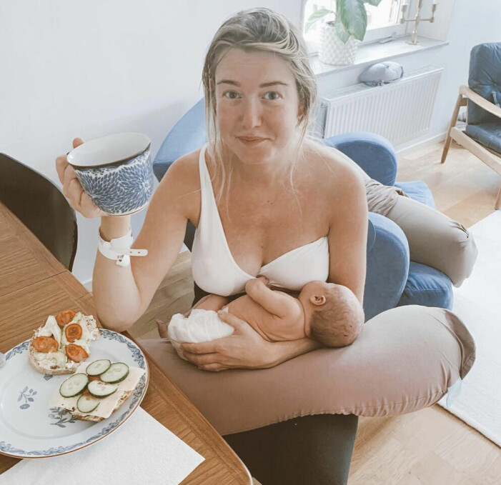 Johanna äter frukost med en nyfödd Sigrid i famnen. MYSET! Johanna Bladh
