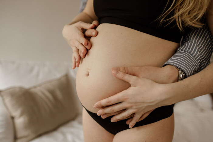 I sommar går Johanna och sambon Gustav från två till en familj om tre. Foto: Malin Lindell Johanna Bladh och sambon Gustav håller om gravidmagen