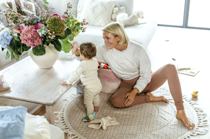 Josefin menar att hon är rätt bra på att känna efter på vad som är rätt, speciellt när det handlar om hur hon vill vara som förälder. Josefin och dottern Zoe leker