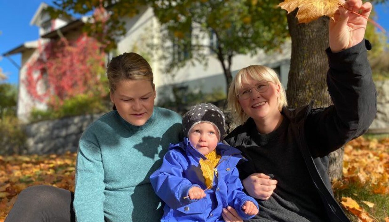 Josefine, 30, och Klara, 31, gick igenom en lång resa innan lilla Marta kom till världen. Josefine, Marta och Klara Sennerfeldt.