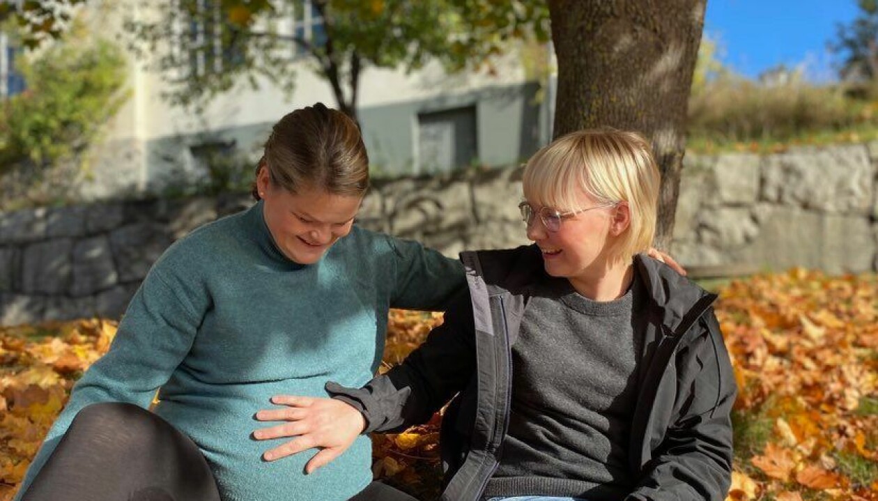 "Det var jättehäftig känsla att stå bredvid Klara och se en annan kvinna föda barn", säger Josefine som nu är gravid med parets andra barn. Josefine och Klara Sennerfeldt
