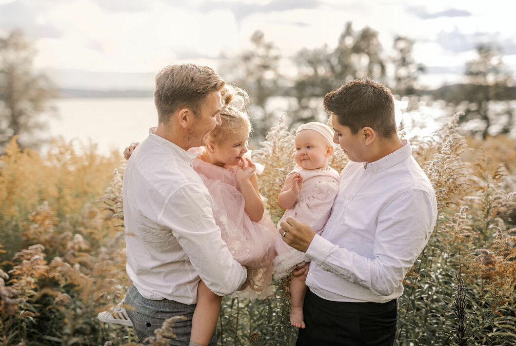 John och Johan ska gifta sig till våren. Foto: Julia Berg John och Johan med döttrarna Astrid och Miriam