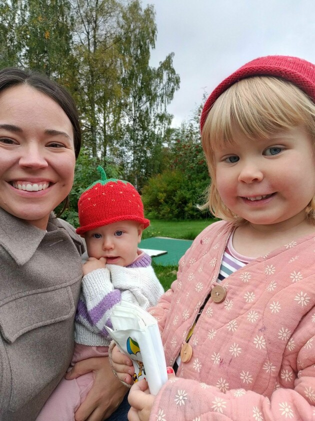 Julia tror att sociala medier gör att man som mamma själv kan uppfinna mammaskam. Julia Wiberg med barnen Norma och Maj-lis