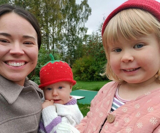 Julia drömmer om mer sömn. Här med barnen Maj-Lis och Norma. Julia Wiberg med barnen Norma och Maj-Lis
