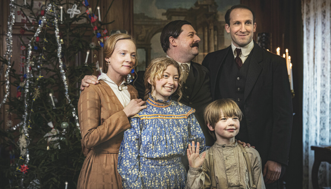 Skådespelare i Mirakel. Från höger: Maja Rung, Bibi Lenhoff, Andreas Rothlin Svensson, Emil Brulin, Ossian Nordh. Foto: Ulrika Malm/SVT Julkalendern 2020