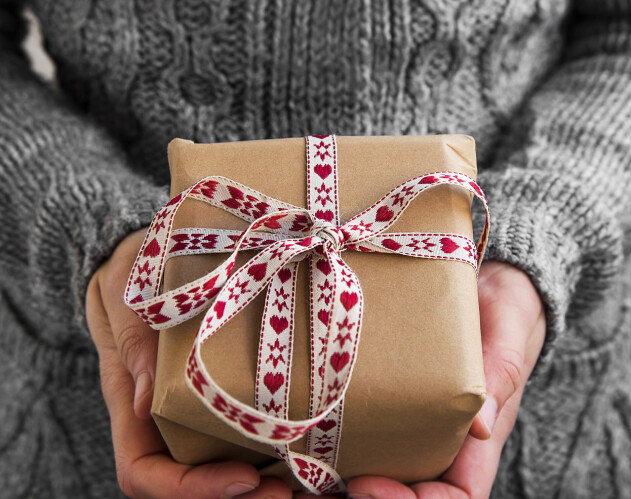 Motherhoods läsare ger allt från ingen eller en klapp per barn, upp till sex-åtta stycken. händer som håller i julklapp