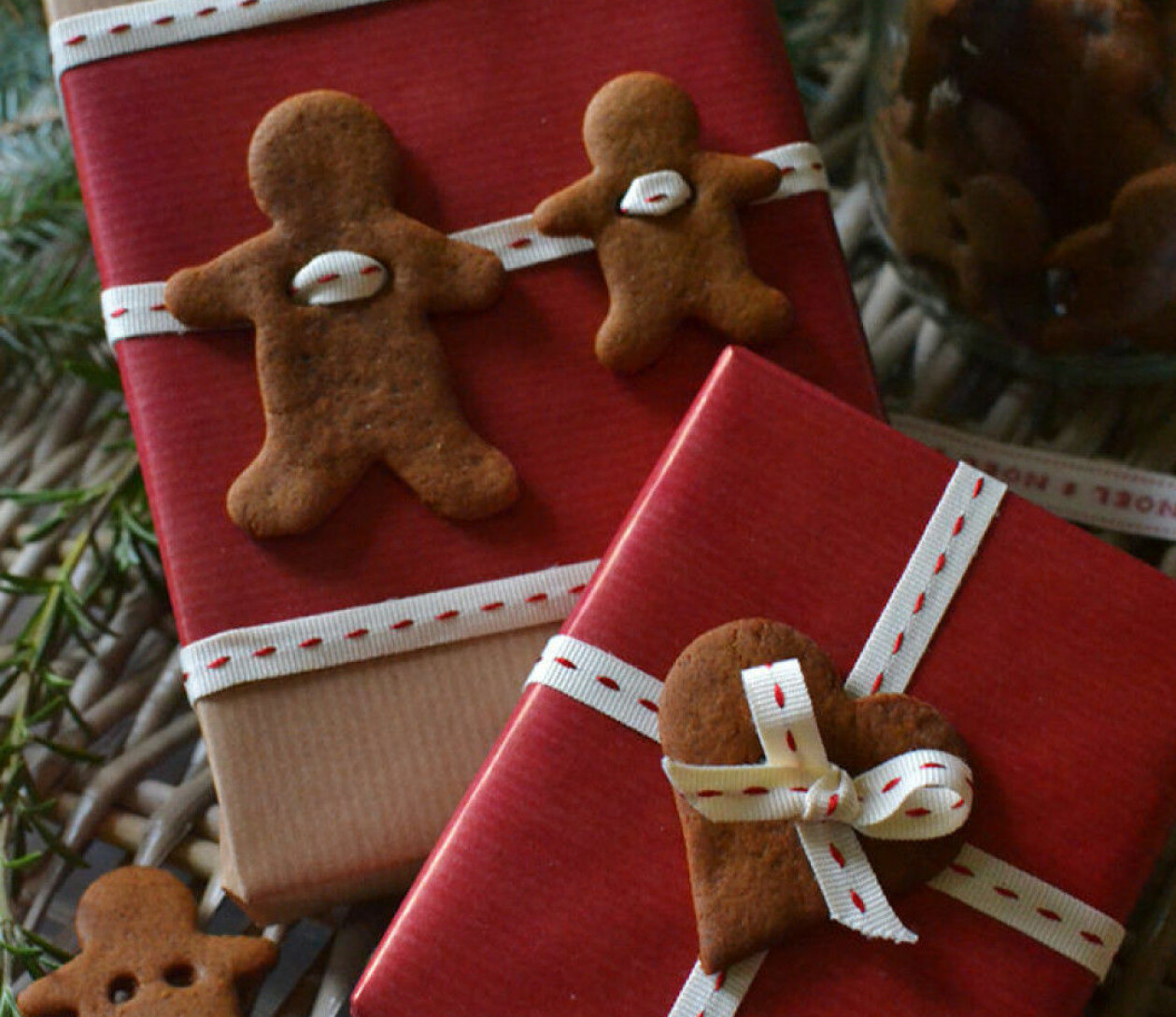 Julpyssel paket pepparkakor