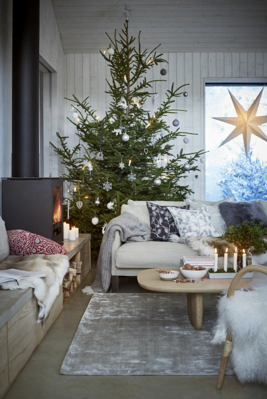 Dags för adventsstjärnor, ljusstakar och dekorationer. Foto: Åhléns Julgran pyntad i vita nyanser
