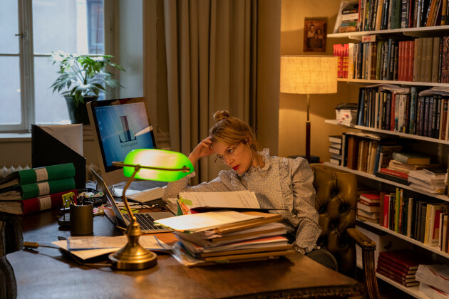 Ida Engvoll spelar konsulten Sofie. Foto: Ulrika Malm/Netflix. Ida Engvoll i kärlek och anarki