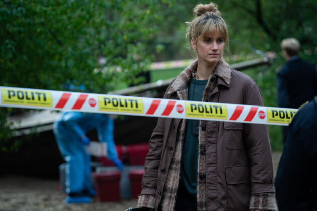 Danica Curcic spelar polisen Naia Thulin som letar efter kvinnormördaren. Foto: Tine Harden/Netflix. Danica Curcic i Kastanjemannen