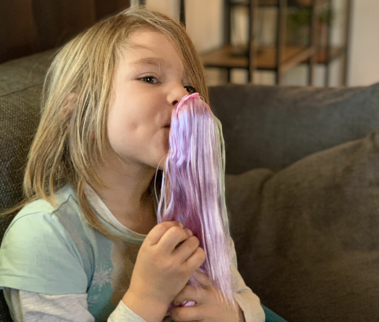 Tofsar, prinsessposters och Frost – saker som Kid älskar! Kid Alfredsson med sin docka hemma i soffan