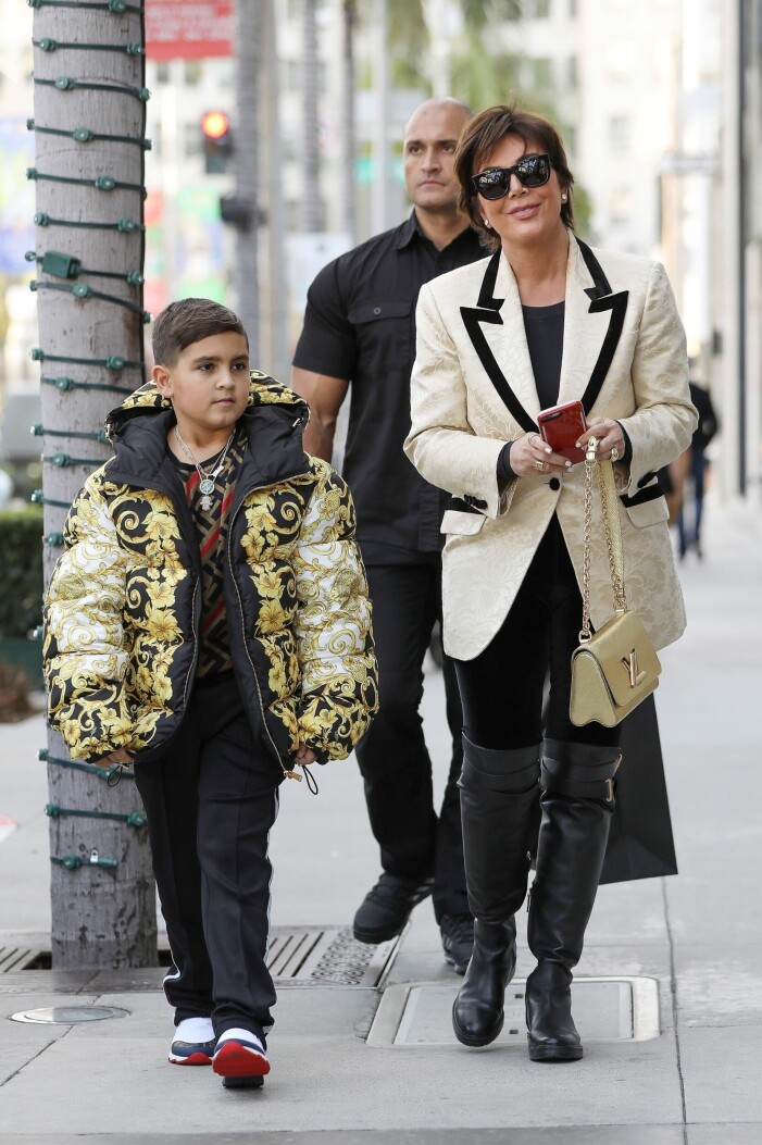 Kris och barnbarnet Mason Dash Disick på shoppingtur. Kris och Mason Dash Disick på shoppingtur.
