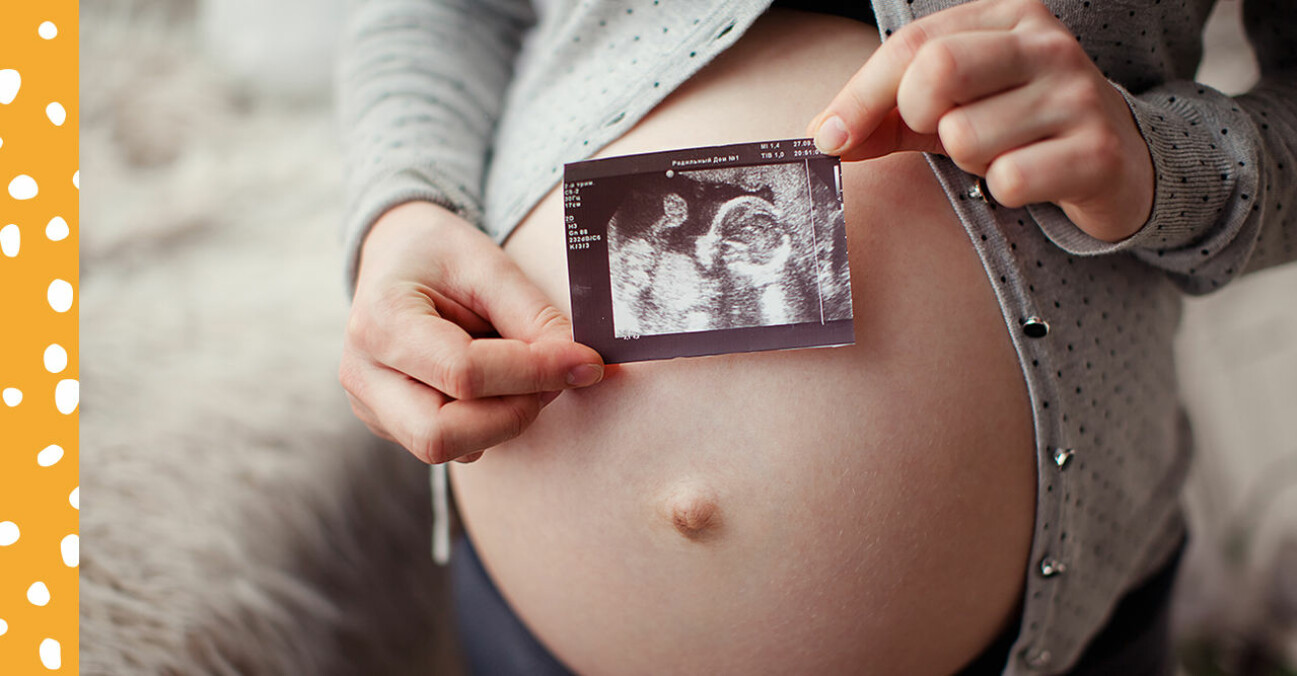 Gravid kvinna med bild från ultraljud.