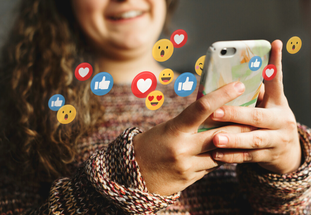 Sociala medier är otroligt viktiga för föräldrar idag när man vill få hjälp och stöttning, men kan också skapa skam och osäkerhet om man får negativ kritik, säger Terese Glatz. kvinna som håller i en mobil och använder sociala medier