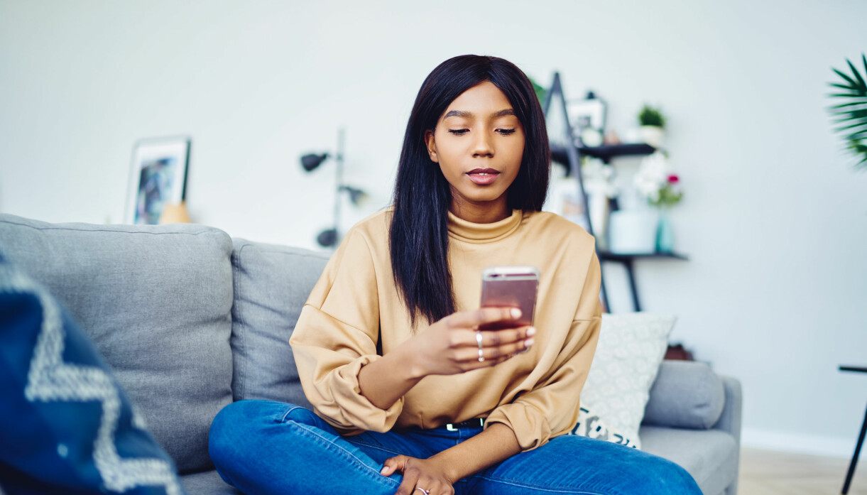 På återbesöket tittar gynekologen så att missfallet startat som det ska. kvinna som tittar på mobilen hemma