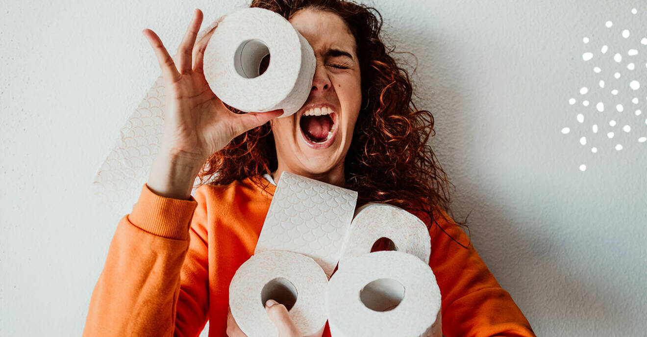 kvinna håller i toalettpapper
