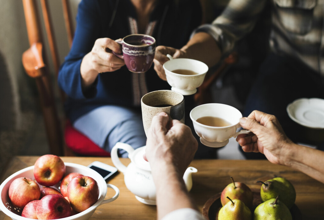 Tycker du att ni har en skammande ton i familjen, släkten eller kompsigänget? Ta upp det när ni har en lugn stund tillsammans, föreslår Maria Farm. kvinnor som pratar och dricker kaffe