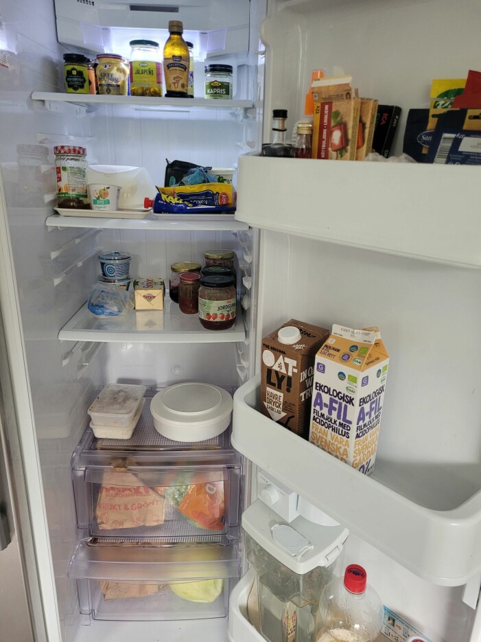 I kylskåpet finns frukostbrickan på andra hyllan uppifrån, en höjd så alla kan nå den. bild på kylskåp