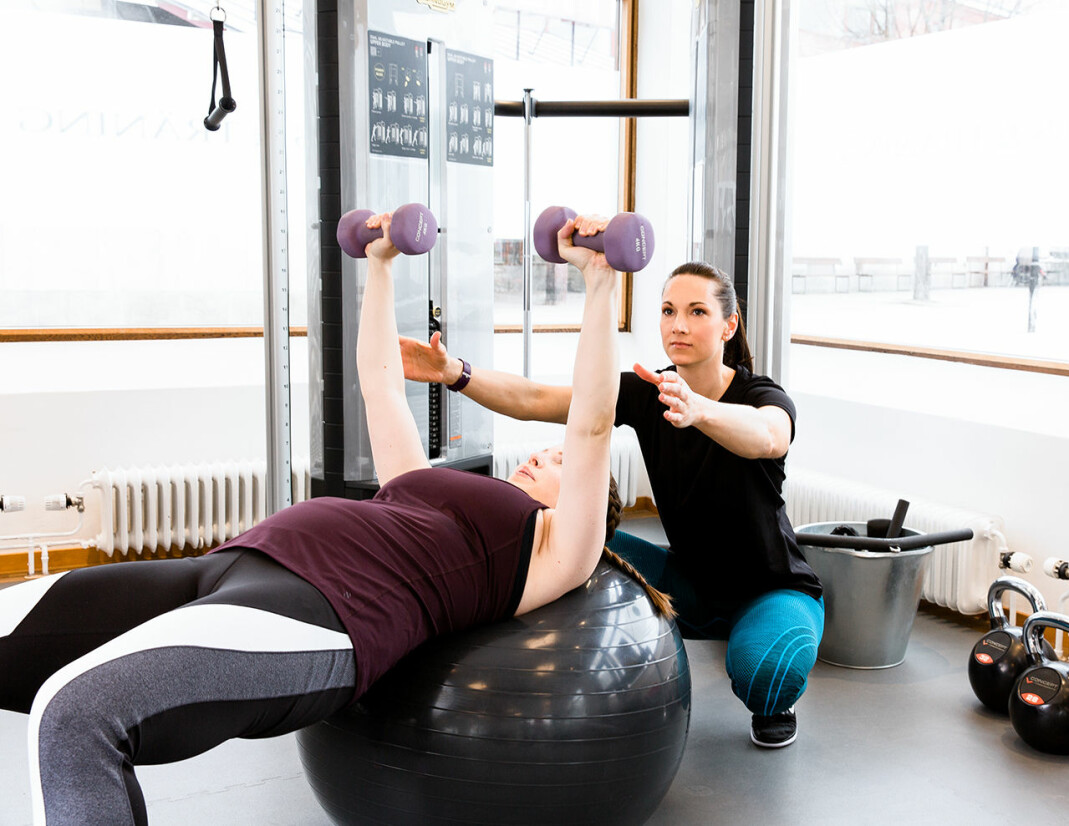 PT:n Courtney Landin är specialist inom gravid- och mammaträning. Här guidar hon Karin Bülow Orrje. PT:n Courtney Landin och Karin Bülow Orrje på gymet.