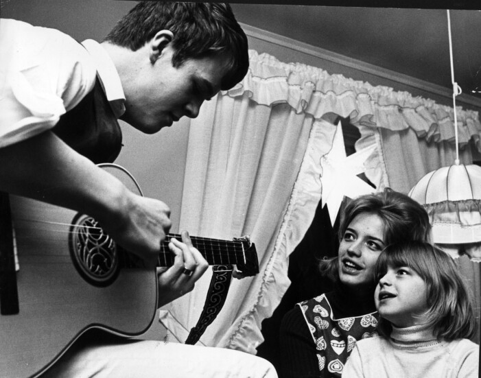 Lasse spelar gitarr för hustrun Lill-Babs och dottern Malin. lasse berghagen