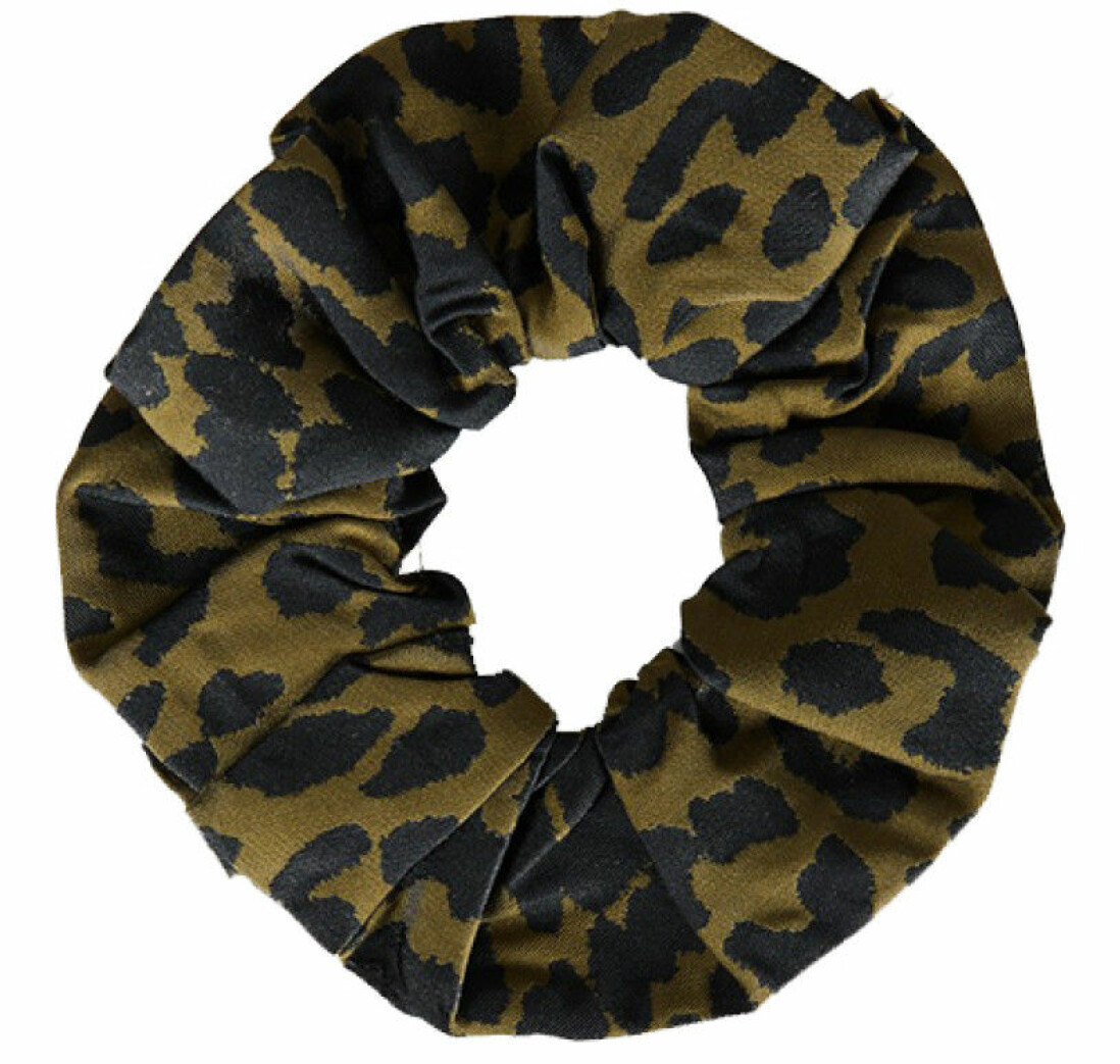 Leopardmönstrad scrunchie Ganni.