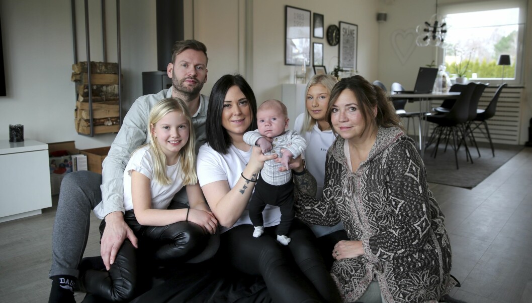 Lille Loui, storasyster Ebba, pappa Mathias, mamma Hanna, storasyster Thilda och mormor Eva. Lille Loui är omgiven av pappa, mamma, storasystrarna och mormor.