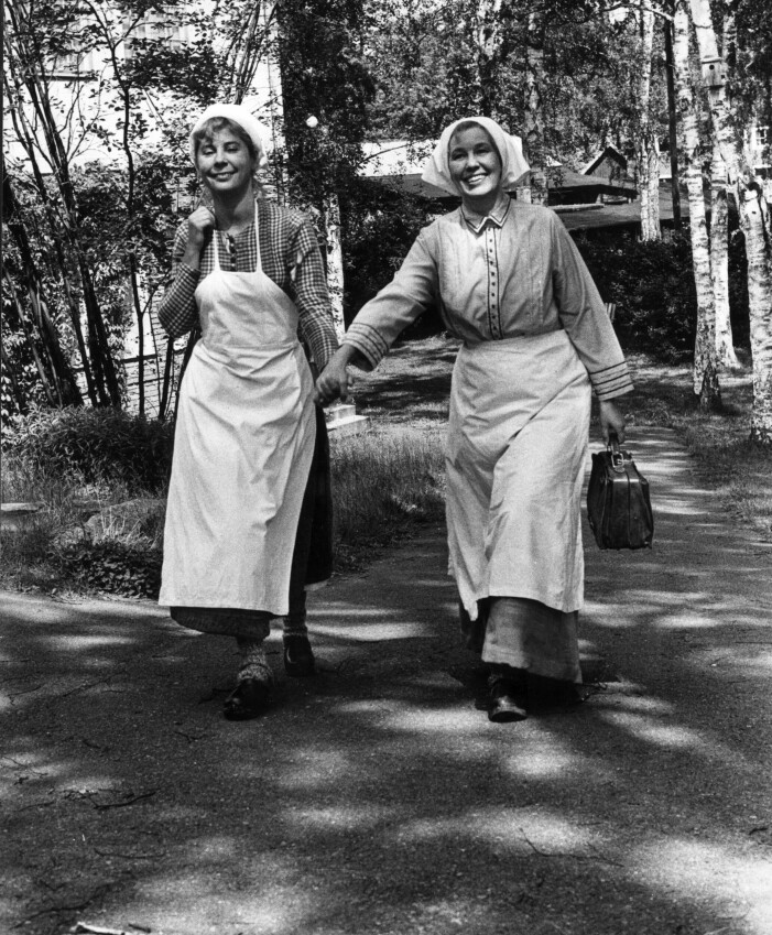 Foto: DEX/TT Maud Hansson och Emy Storm håller handen under inspelning av Emil i Lönneberga