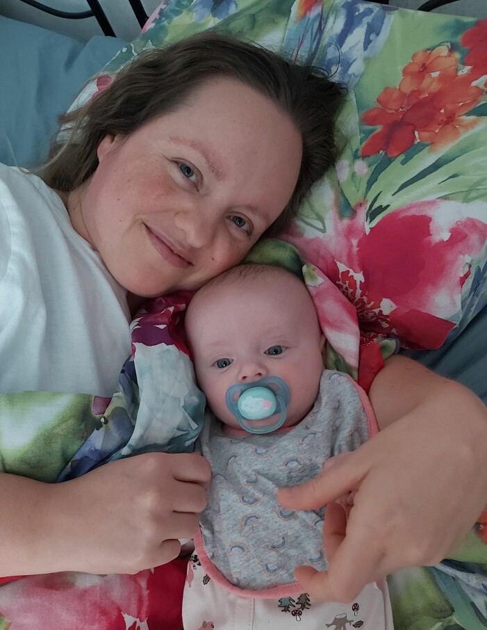 På grund av skadorna kunde Linda inte sitta upp och amma Luna. Linda hoffner och luna