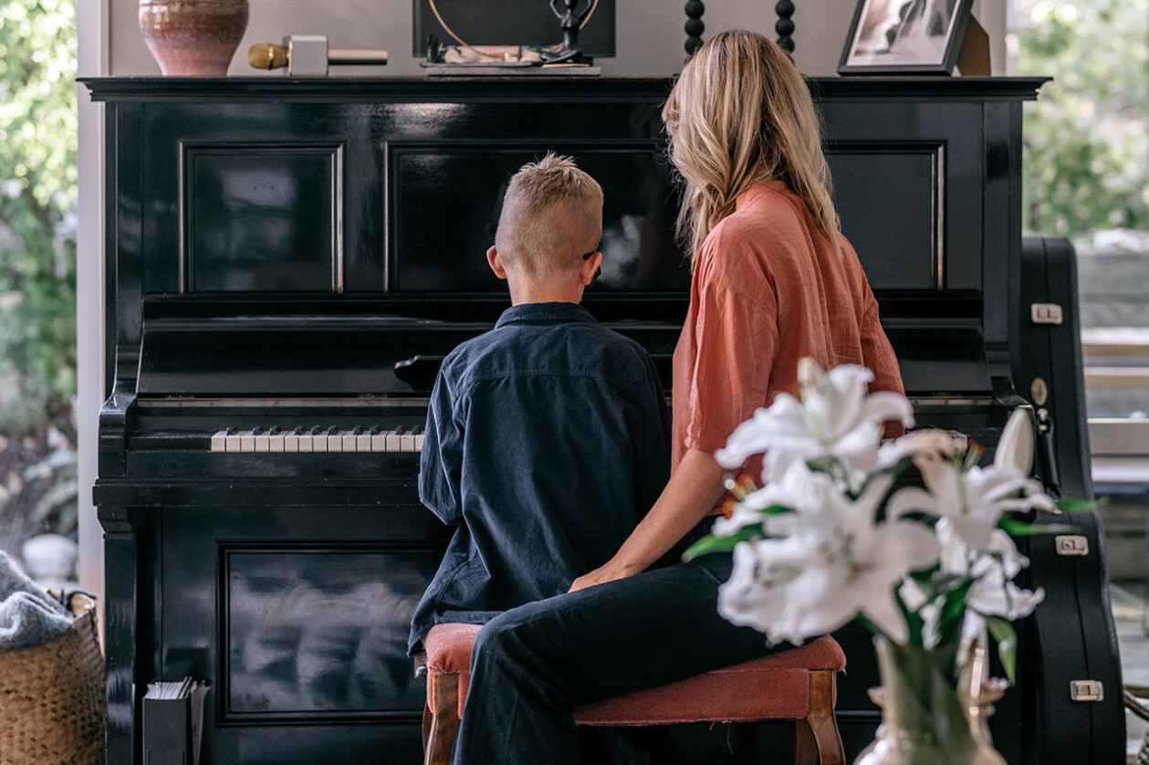 Morris har pianot som största intresse. Morris och Linda vid pianot.
