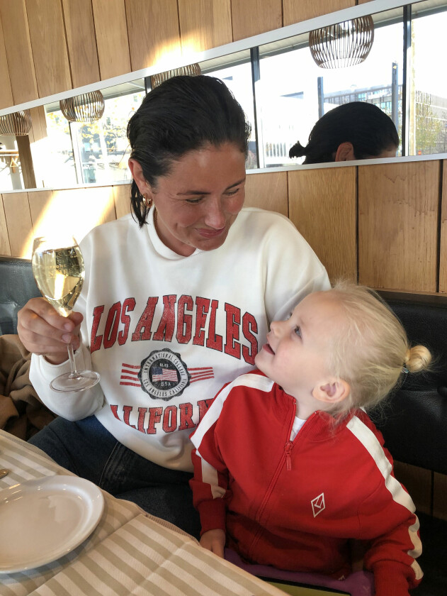 Linnéa med familj är nyligen hemflyttade från Kandada till Sverige och Täby. Dottern Florens är 2,5 år. Linnea Nea Holm med dottern Francis
