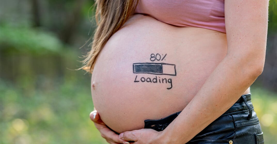 gravid kvinna har skrivit på sin mage