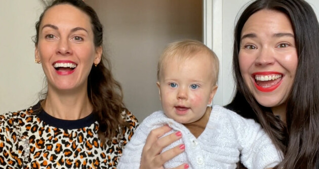 I podden kommer Louise och Julia (här med dottern Maj-Lis i famnen) prata ofiltrerat om allt som tillhör livet med barn. louise edlund winblad och julia wiberg med dottern maj-lis i famnen