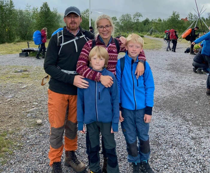 Louise med sin man och två av barnen. Foto: Privat Louise Sternros med sin familj