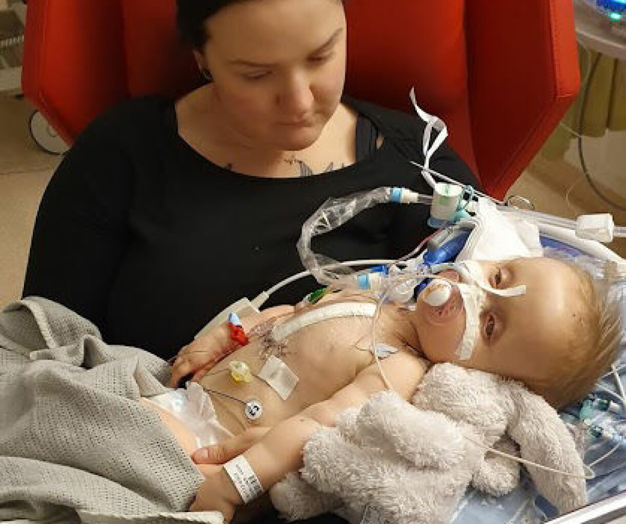 "Det var hela tiden ett steg framåt och två steg bakåt", säger Lovas mamma Ingela. Lova med pappa på sjukhuset, överlevde hjärtsjukdomen